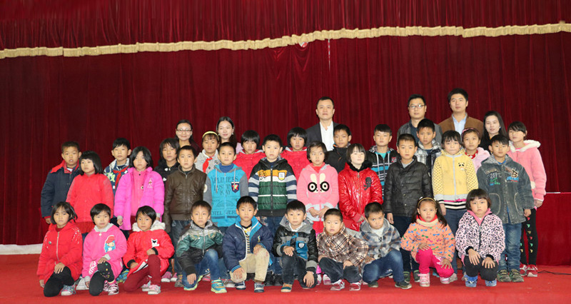 人人安康公益助學(xué)攜手李銳、應(yīng)采兒赴湘西龍山茅坪小學(xué)，與孩子一起歡度「六一」.jpg
